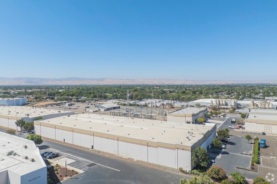 More Photos Of 1915 N MacArthur Dr, Tracy Distribution For Lease