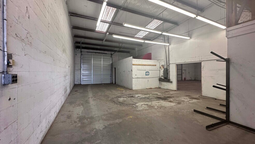 More Photos Of 1905 Jasmine Dr, Pasadena Industrial For Lease