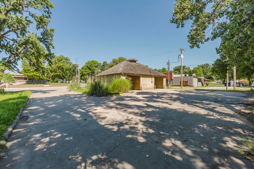 More Photos Of 220 N 2nd Ave, Mulvane Carwash For Sale