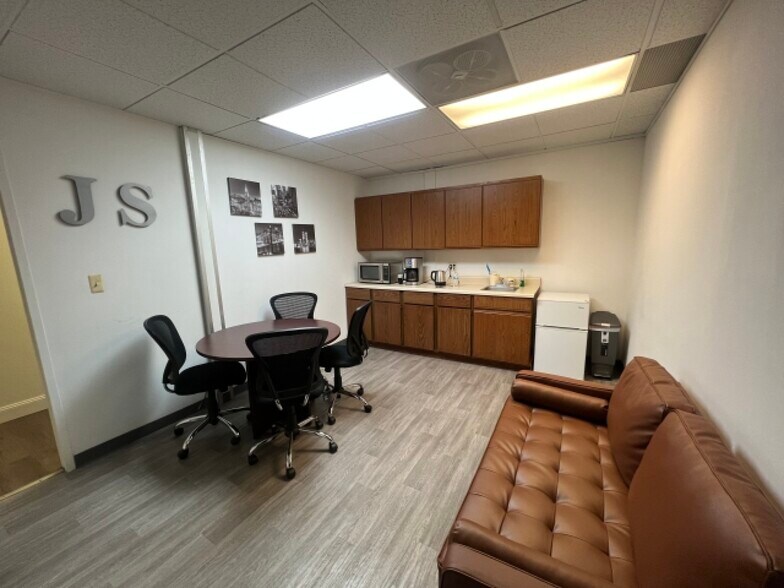 More Photos Of 1877 Orchard Lake Rd, Sylvan Lake Medical For Sale