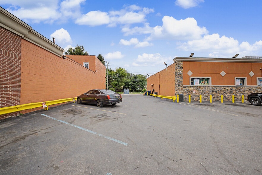 More Photos Of 19323 W Warren Ave, Detroit Storefront Retail Residential For Lease