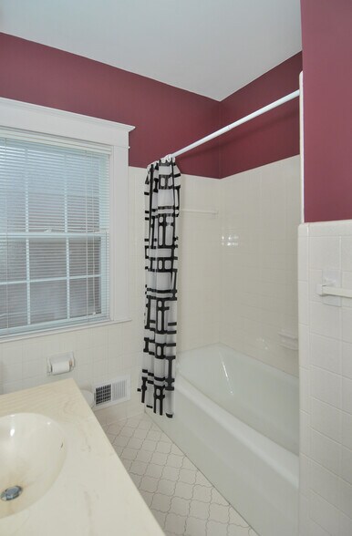 More Photos Of 5809 Bardstown Rd, Louisville Office Residential For Lease