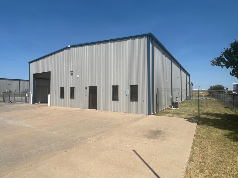 More Photos Of 911 SE 35th St, El Reno Warehouse For Sale