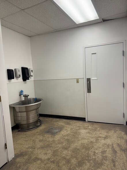More Photos Of 8 Van Tassell Ct, Norwalk Flex For Lease