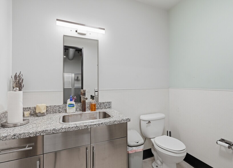 More Photos Of 8495 Redwood Creek Ln, San Diego Manufacturing For Sale