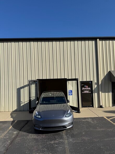 More Photos Of 517 N Lake Ave, Twin Lakes Showroom For Lease