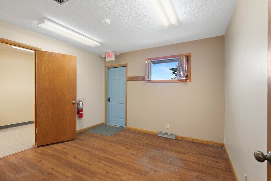 More Photos Of 327 E Airport Dr, Carthage Medical For Sale