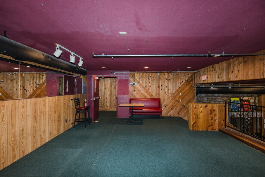 More Photos Of 830 N Kansas Ave, Topeka Bar For Sale