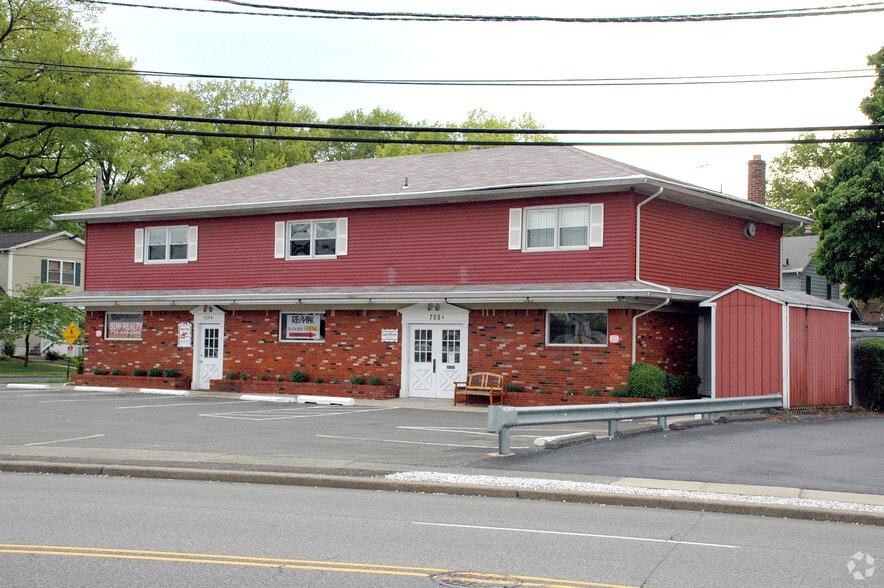 Primary Photo Of 705 Amboy Ave, Woodbridge General Retail For Lease