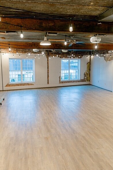 More Photos Of 916-918 20th St, Haleyville Storefront For Sale