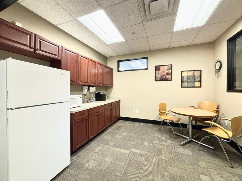 More Photos Of 1301 Poplar Dr, Medford Medical For Lease