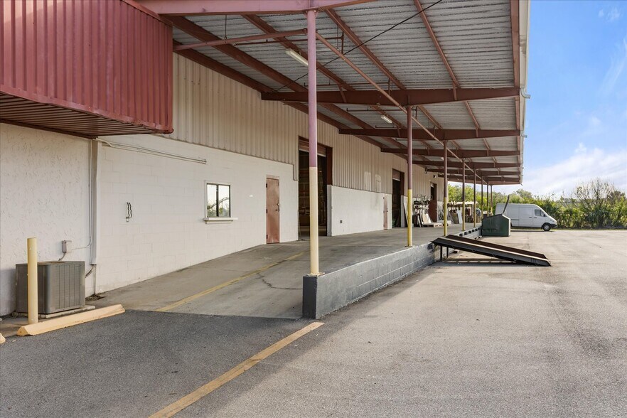 More Photos Of 3454 Aloma Ave, Winter Park Warehouse For Lease