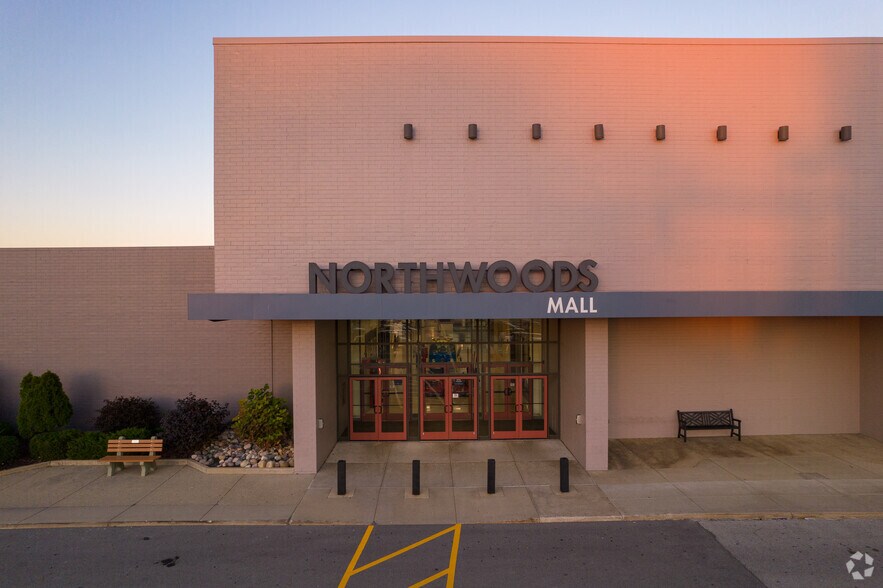 More Photos Of 2200 W War Memorial Dr, Peoria Department Store For Lease