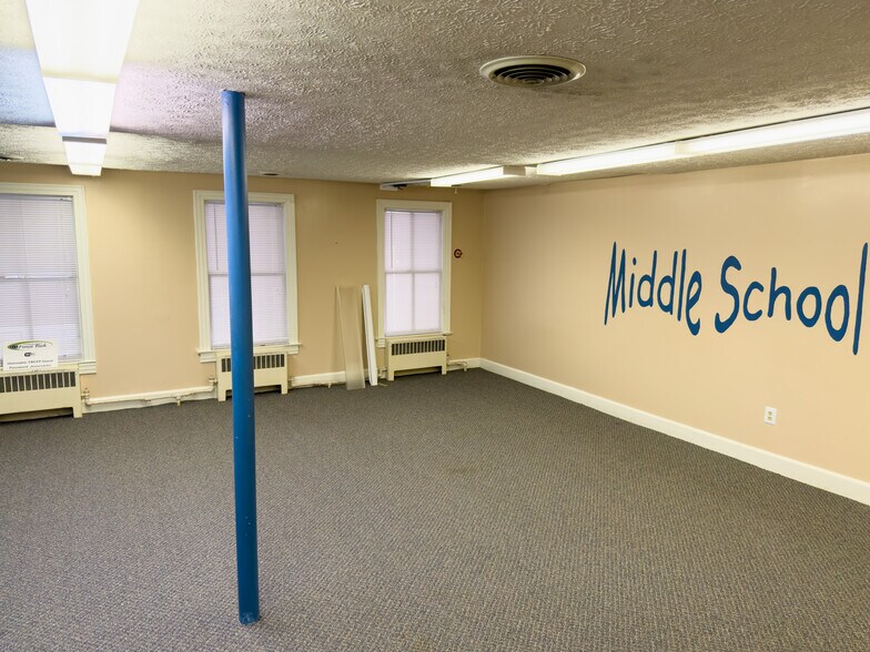 More Photos Of 634 Main St, Forest Park Flex For Sale