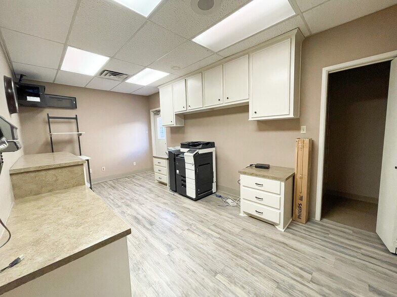 More Photos Of 4101-4103 84th St, Lubbock Office For Lease