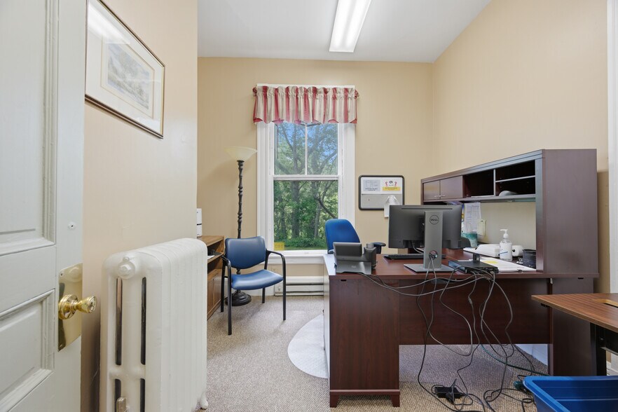 More Photos Of 1 Sylvandale Rd, Lisbon Office For Sale