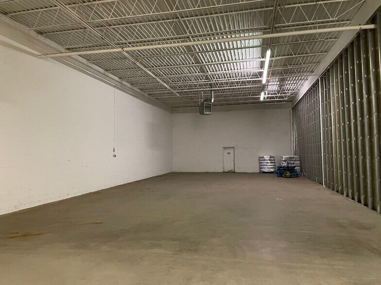 More Photos Of 150 W 88th St, Bloomington Light Distribution For Lease