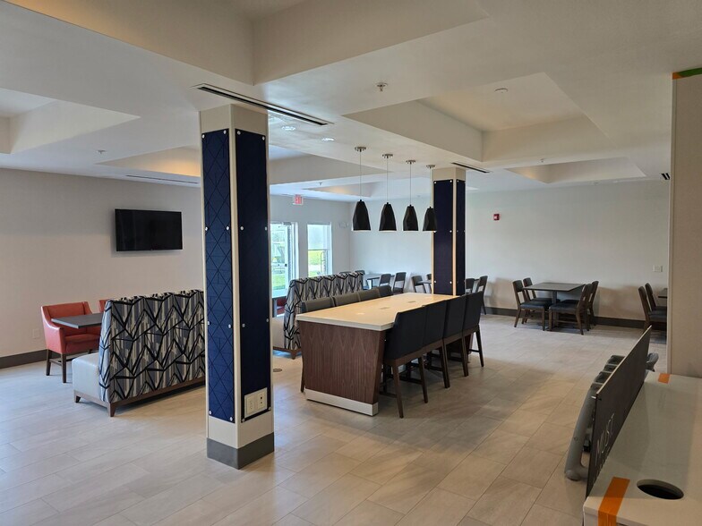 More Photos Of 4020 S Grand Ave, York Hospitality For Sale