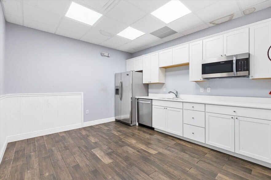 More Photos Of 1818 Greenleaf Ln, Leesburg Warehouse For Lease