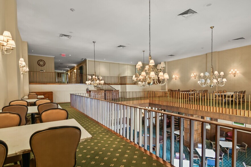 More Photos Of 227 E Adams St, Springfield Flex For Sale