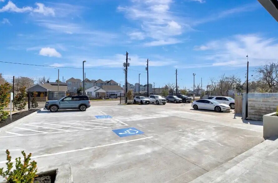 More Photos Of 6815 N Main St, Houston Unknown For Lease