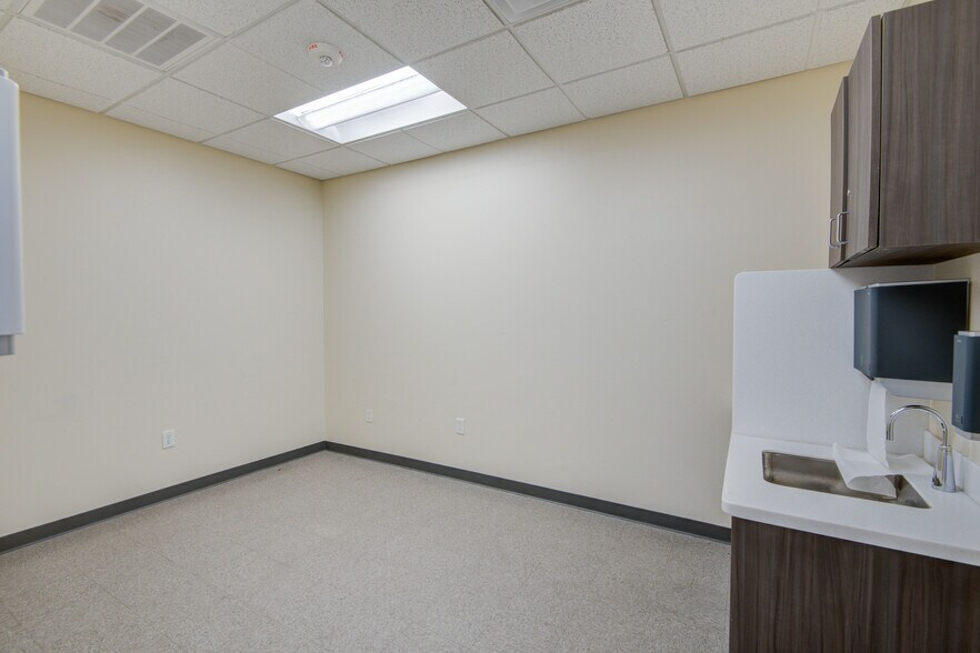 More Photos Of 4300-4302 Fairmont Pky, Pasadena Unknown For Lease