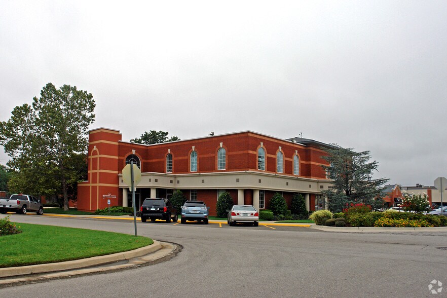 More Photos Of 2800-2828 W Country Club Dr, Oklahoma City General Retail For Lease