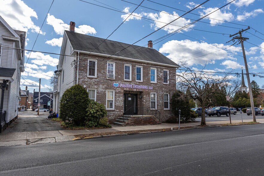 More Photos Of 811 Monroe St, Stroudsburg Office Residential For Lease