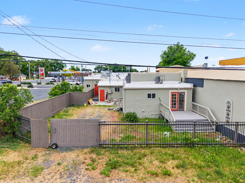 More Photos Of 330 Main Ave E, Soap Lake Freestanding For Lease