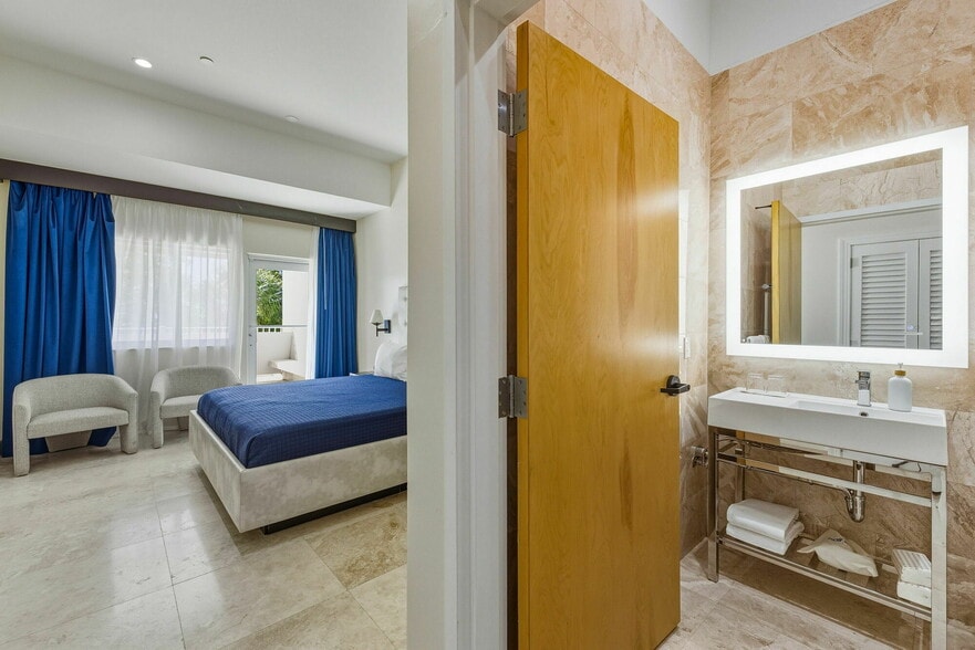 More Photos Of 525-533 Lincoln Rd, Miami Beach, Miami Beach Storefront For Lease