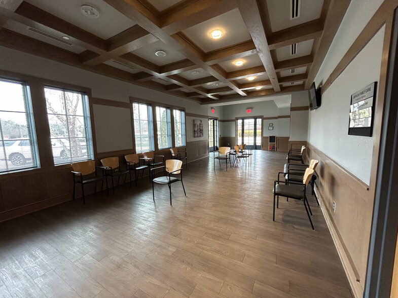 More Photos Of 1095 Woodstock Rd, Roswell Medical For Lease