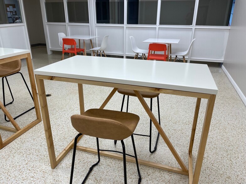 More Photos Of 6818-6824 S Manhattan Ave, Tampa Coworking Space