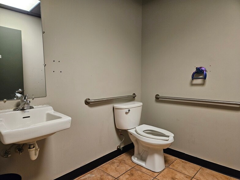 More Photos Of 1344-1358 E Bristol Rd, Burton Freestanding For Lease