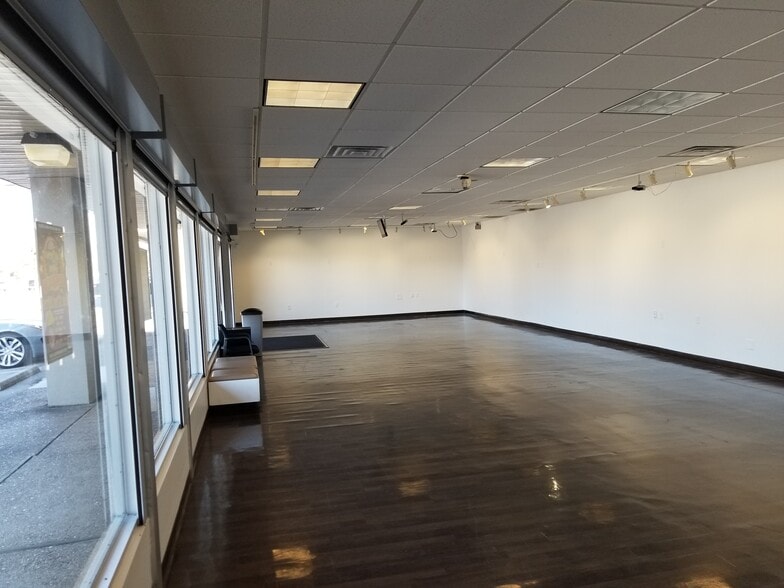 More Photos Of 6301-6313 Stage Rd, Memphis Storefront Retail Office For Sale