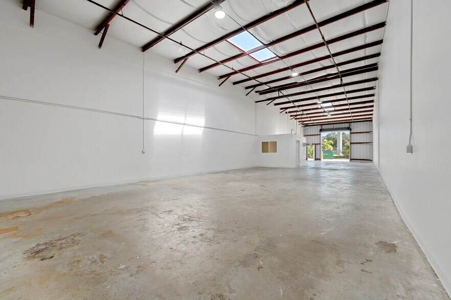 More Photos Of 2280 Avocado Ave, Melbourne Warehouse For Lease