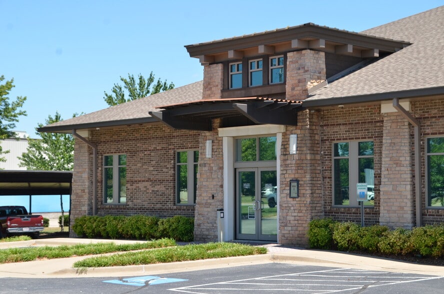 More Photos Of 2701 SE J St, Bentonville Office For Lease