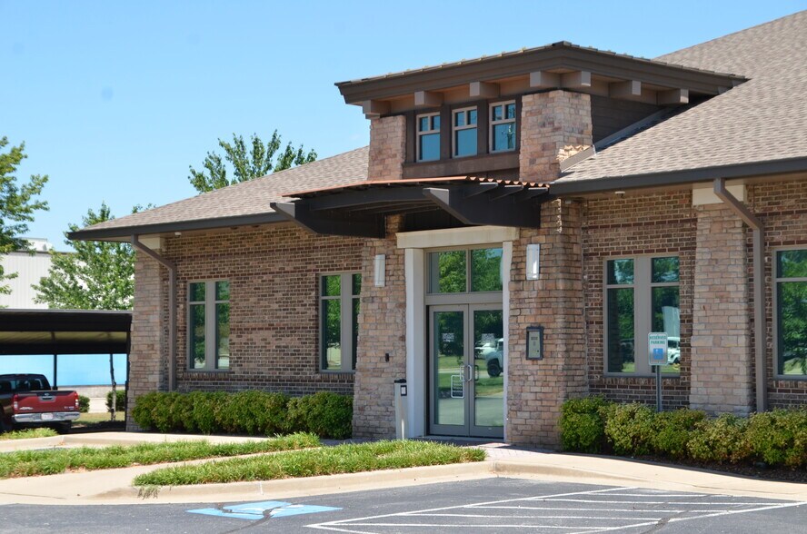 More Photos Of 2701 SE J St, Bentonville Loft Creative Space For Lease