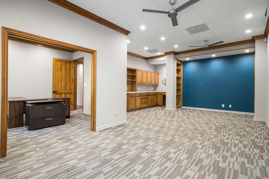 More Photos Of 5750 Balcones Dr, Austin Medical For Sale