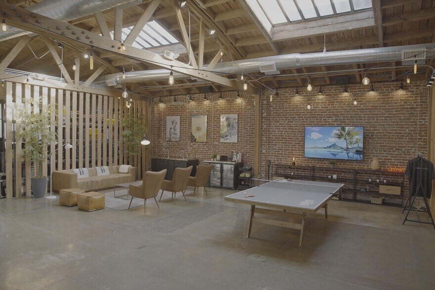 More Photos Of 3921 W Jefferson Blvd, Los Angeles Flex For Lease