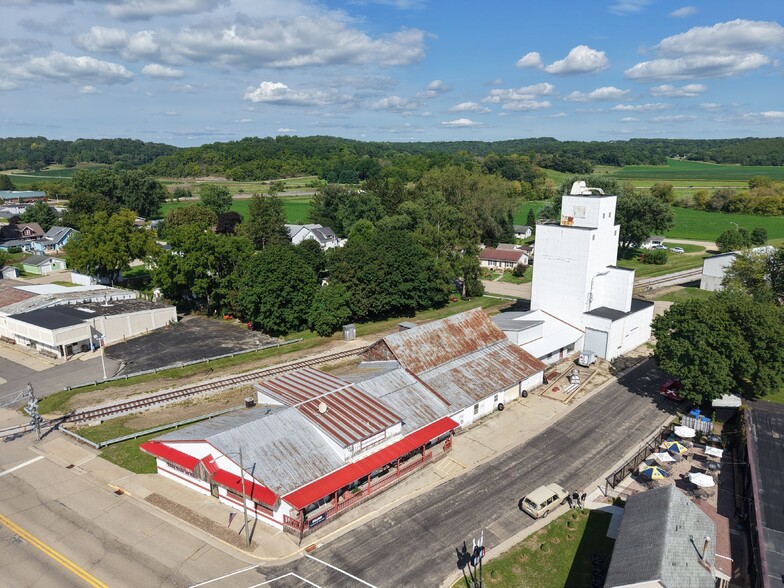 Primary Photo Of 1009 Mills St, Black Earth Warehouse For Sale