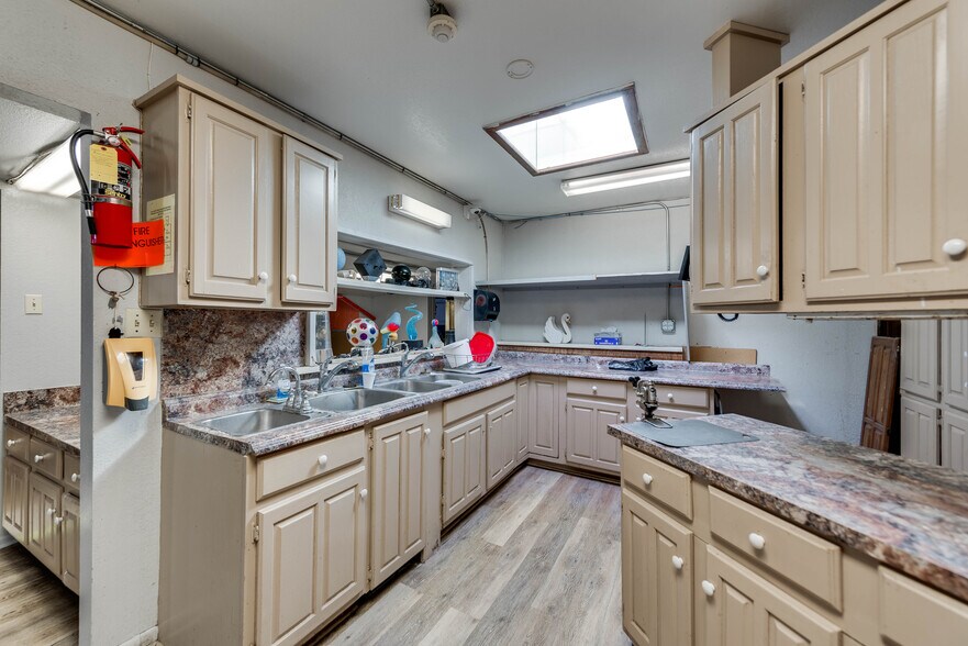 More Photos Of 1005 Austin St, Midland Storefront For Sale