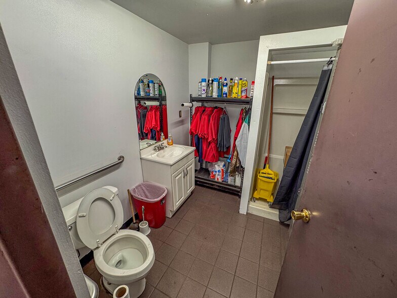 More Photos Of 8600 Gravois Rd, Saint Louis Auto Repair For Sale