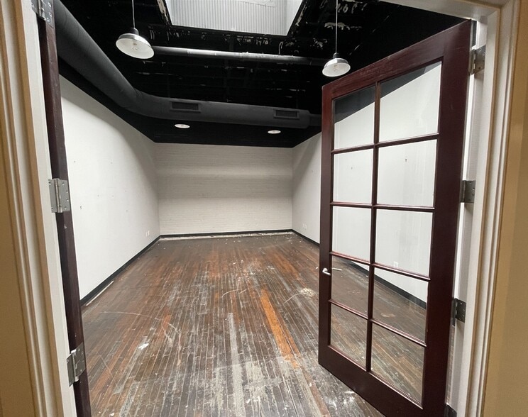 More Photos Of 936 S Elm St, Greensboro Distribution For Lease