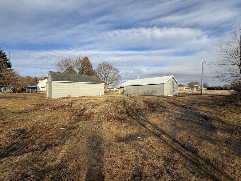 More Photos Of 3803 Rockport Rd, Janesville Flex For Sale