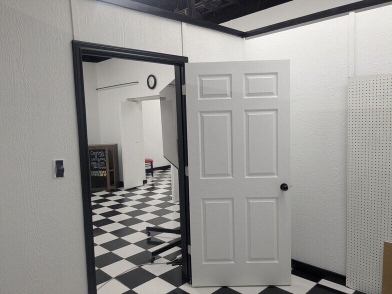 More Photos Of 717 Walnut St, Columbus Storefront Retail Office For Sale