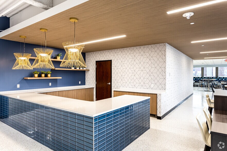 More Photos Of 7701 Forsyth Blvd, Clayton Office For Lease