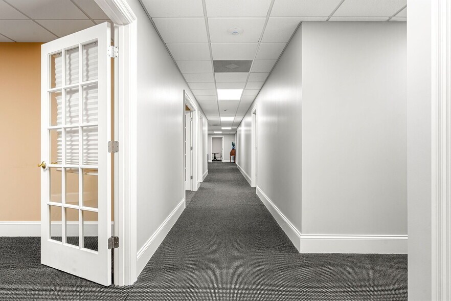 More Photos Of 222 Pearl St, New Albany Office Residential For Lease