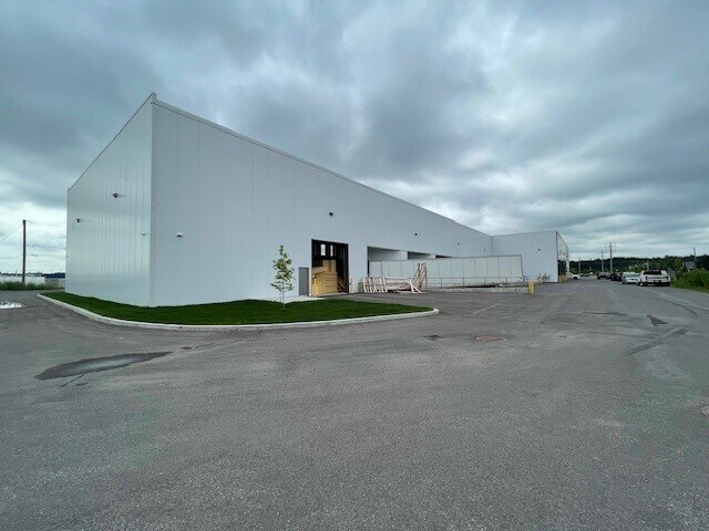More Photos Of 3300 Av De La Gare, Mascouche Distribution For Lease