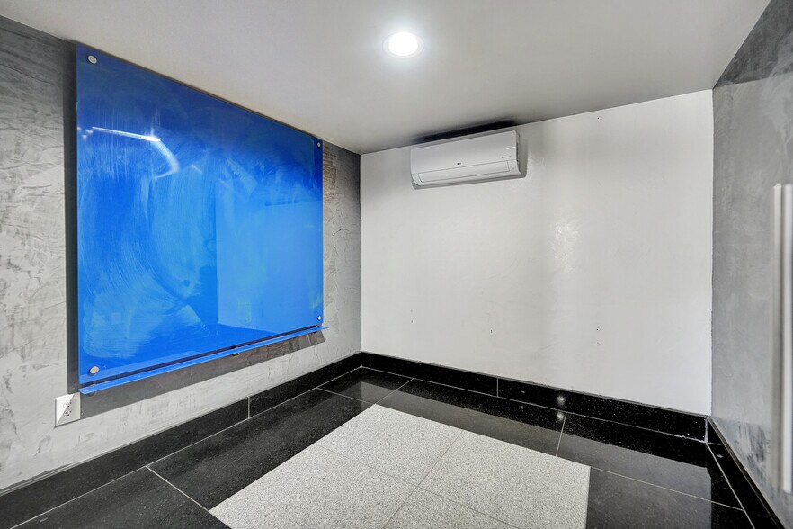 More Photos Of 2903 Wall St, Midland Office For Lease