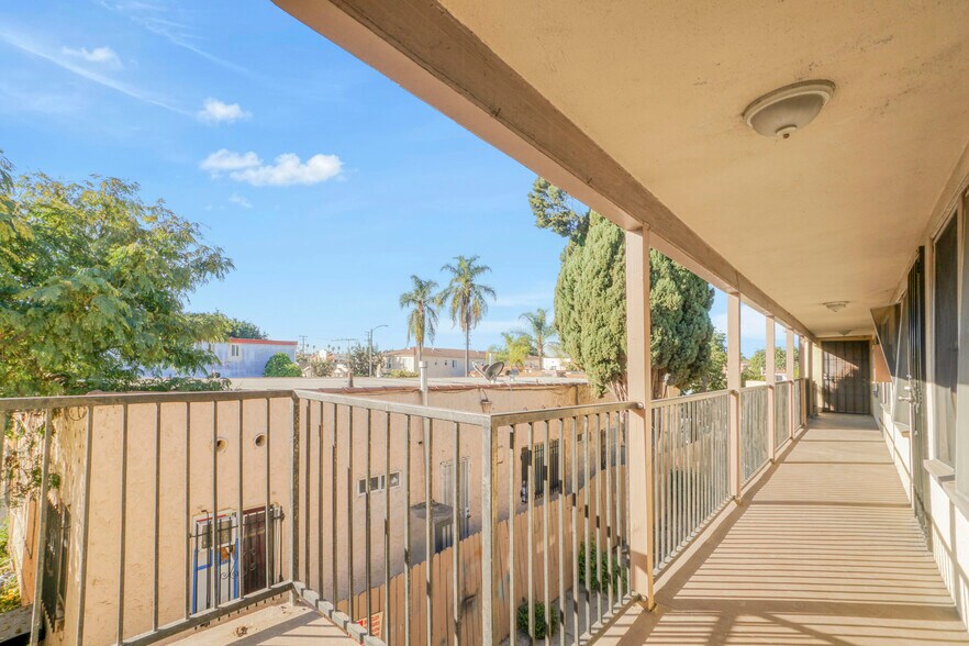 More Photos Of 1922 Locust Ave, Long Beach Apartments For Sale